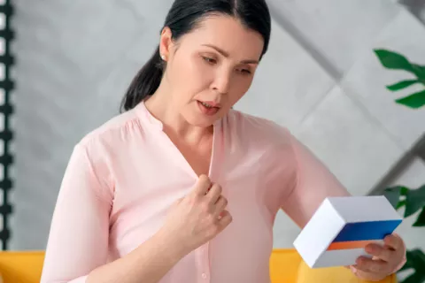 La terapia hormonal en la menopausia puede ayudar a prevenir alzhéimer Mujer de mediana edad tomando un tratamiento hormonal durante la menopausia