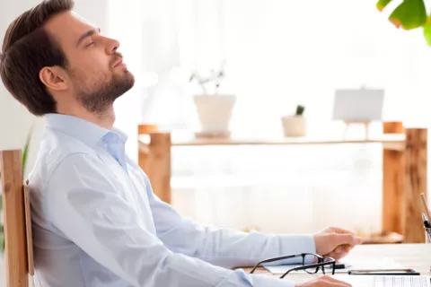 Un hombre realizando ejercicios de respiración cíclica