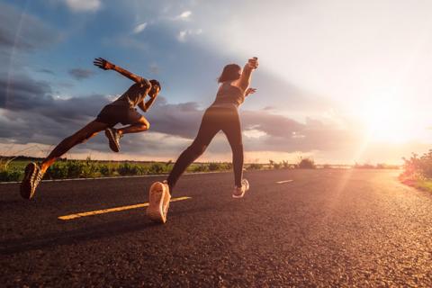 Un hombre y una mujer practicando running