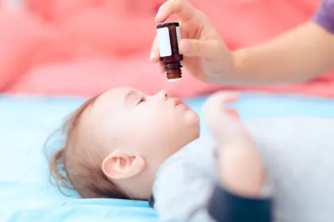 Resuelven un misterio médico ligado al raquitismo en bebés Bebé recibiendo dosis de vitamina D