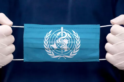 OMS mantiene el COVID como emergencia de salud pública internacional Mascarilla con el logotipo de la OMS