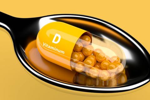 Píldora de vitamina D en una cuchara