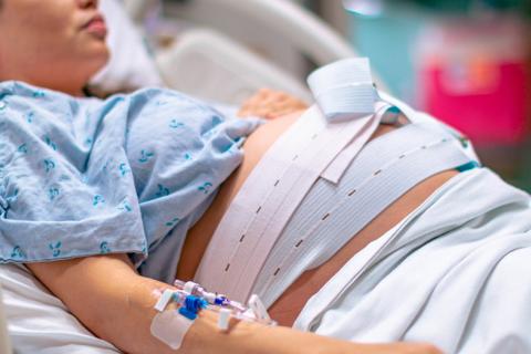 Mujer embarazada en la sala de parto esperando para dar a luz
