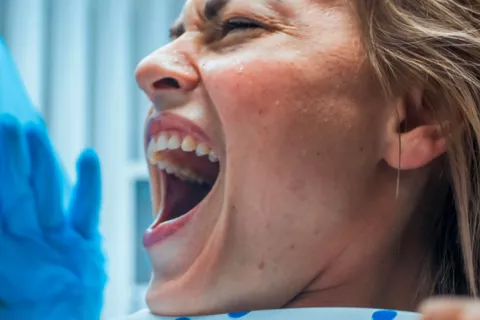 Mujer gritando de dolor durante el parto