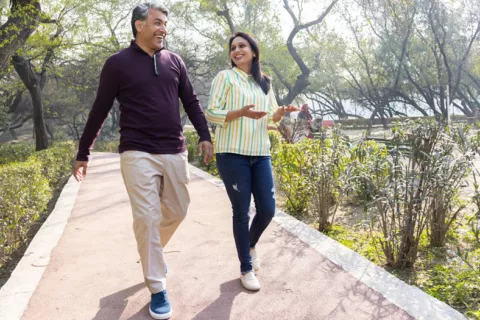 Caminar 11 minutos al día a paso ligero reduce el riesgo de muerte Pareja caminando por el parque