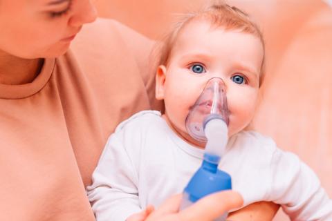 Bebé con una máscara inhaladora