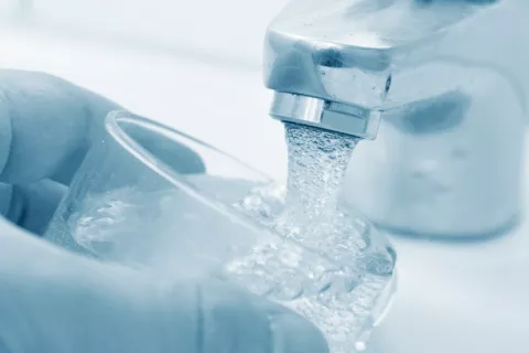 Nitrato del agua potable puede elevar el riesgo de cáncer de próstata Agua potable del grifo