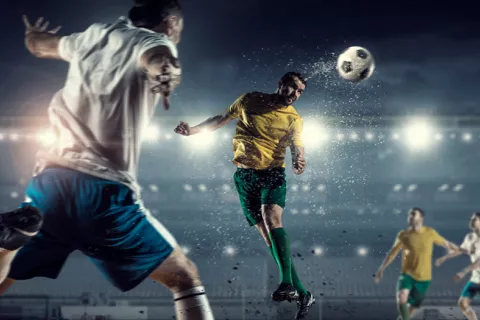 Revelan que los futbolistas de élite tienen 1,5 más probabilidades de desarrollar enfermedades neurodegenerativas, como demencia o alzhéimer, aunque el riesgo es menor en los porteros, lo que apunta a que podría deberse a los golpes del balón en la cabeza. Futbolista golpeando el balón con la cabeza