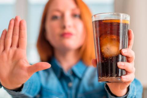 Mujer advirtiendo del riesgo de tomar bebidas azucaradas con diabetes