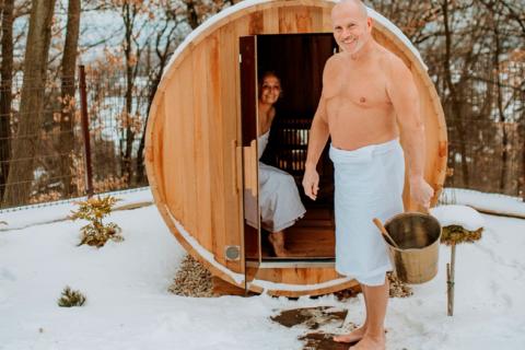 Pareja de mediana edad usando la sauna en Finlandia