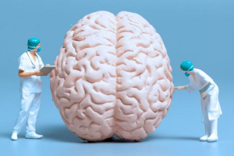 Concepto del control y análisis médico de un cerebro