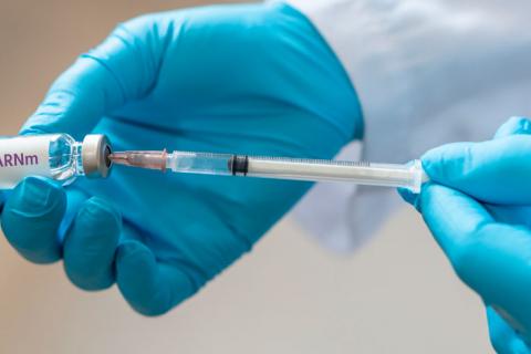 Médico preparando una dosis de la vacuna ARNm contra el cáncer de páncreas