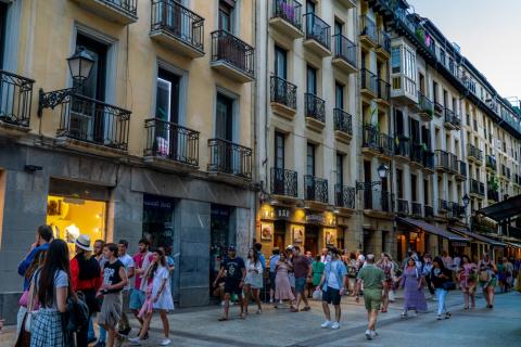 Personas paseando por una céntrica calle de San Sebastián