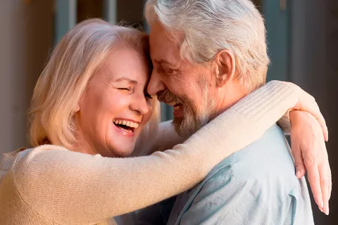 Una pareja de la tercera edad abrazándose