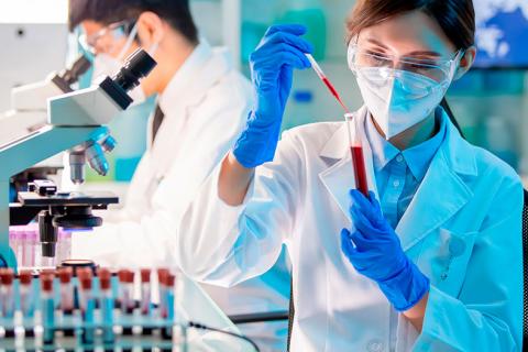 Científicos experimentando y analizando sangre