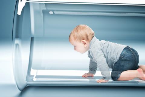 Bebé dentro de un tubo de ensayo gigantesco. Concepto de bebé in vitro.