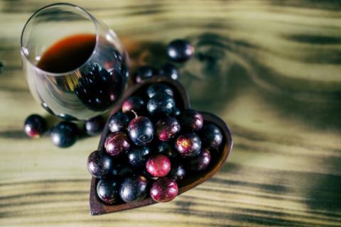 Uvas Muscadine y copa de vino