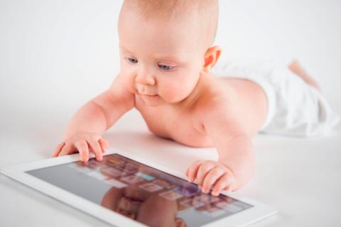 Bebé con una tablet