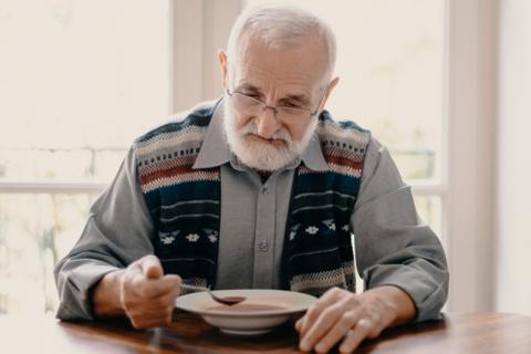 Anciano comiendo