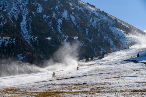 Cañones de nieve funcionan en estación de esquí con poca nieve
