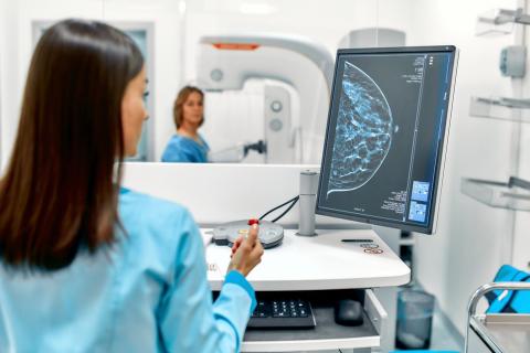 Médico realiza una mamografía a una paciente