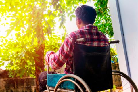 Enfermo de esclerosis múltiple en una silla de ruedas