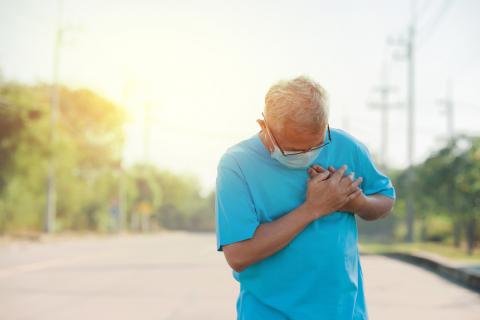 Anciano sufriendo un infarto de miocardio