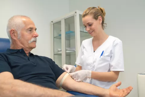 El Hospital San Carlos crea un sistema de detección precoz del alzhéimer Anciano realizando una analítica de sangre