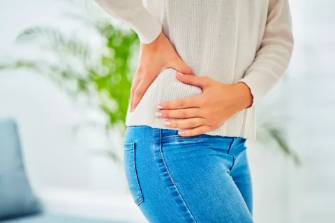 Mujer se toda la zona lumbar y el costado izquierdo doloridos
