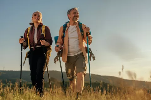 Pareja de mediana edad haciendo senderismo