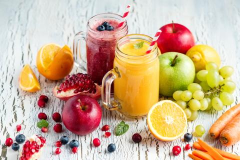 Bodegón con frutas y zumos