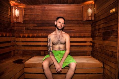 Hombre en una sauna