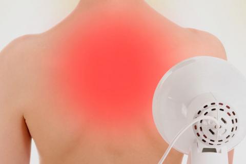 Applying red light therapy to the back reduces blood glucose