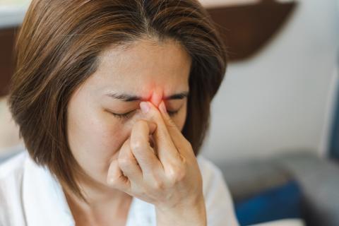 Mujer con un dolor en la zona nasal