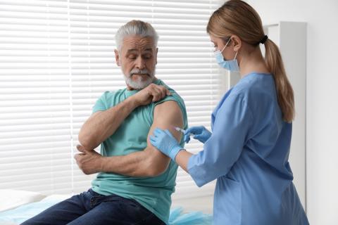 Médico administrando la vacuna del COVID a un paciente