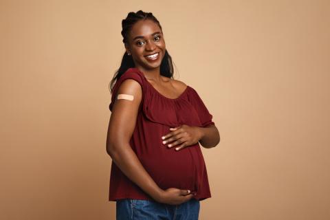 Mujer embarazada recién vacunada contra la tos ferina