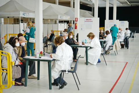Centro de vacunación durante la campaña del COVID-19