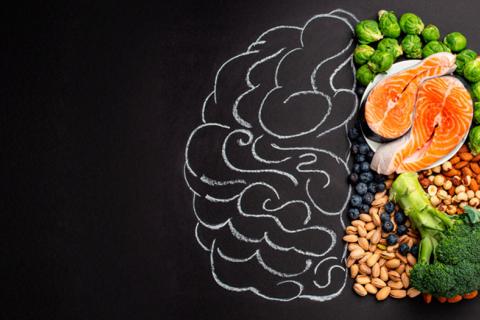 Drawing of half a brain and photo with healthy foods in the other half