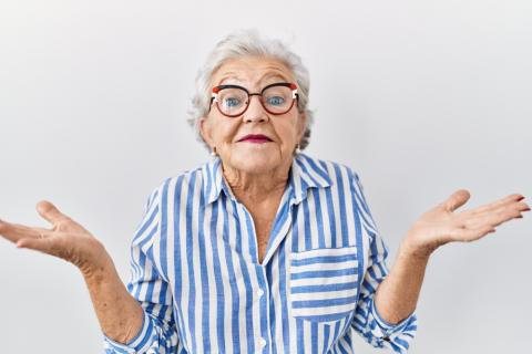 Mujer mayor con gesto de resignación