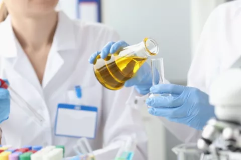 Dos investigadoras analizan un líquido en el laboratorio