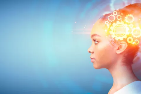 Joven de perfil con engranajes en el cerebro