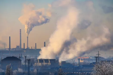 La contaminación del aire podría matar a 250.000 personas al año en Europa Fábricas emitiendo gases en una ciudad europea