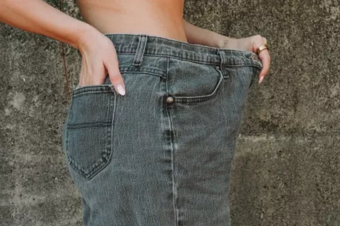 Un ensayo muestra que Mounjaro es más eficaz que Wegovy para perder peso Mujer muestra lo que ha adelgazado con una talla mucho más grande de pantalón