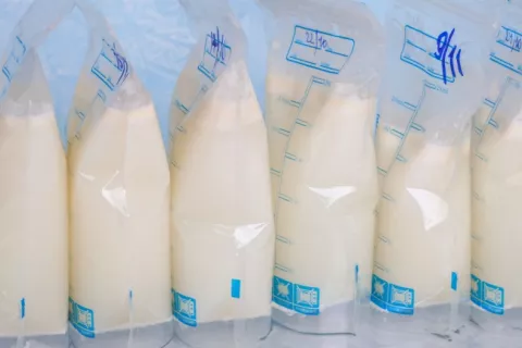 Encuentran contaminantes en muestras de leche materna de mujeres sanas Bolsas con leche materna