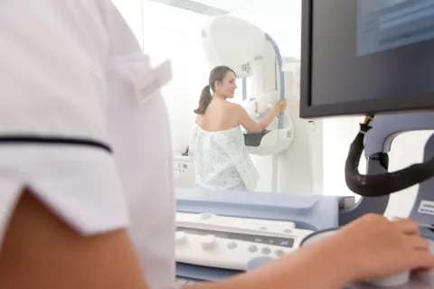 Otras técnicas diagnósticas muestran más eficacia que la mamografía en mujeres con mamas densas Una mujer joven se somete a una mamografía