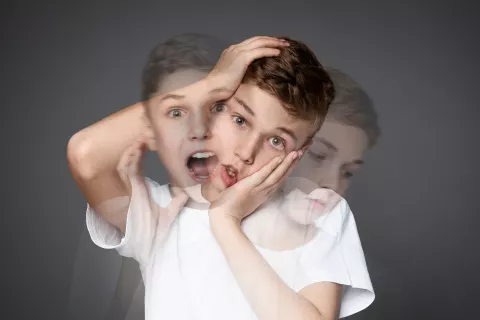 Un adolescente muestra diferentes expresiones asociadas a problemas de salud mental Superposición de imágenes de un adolescente que muestran alteraciones mentales