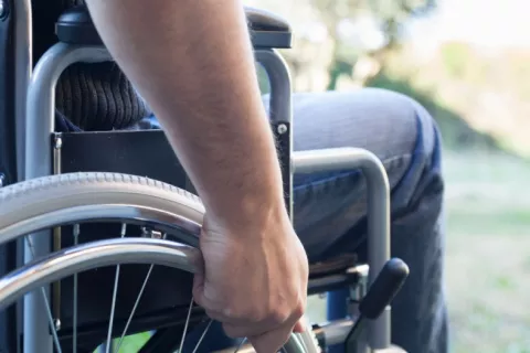 Hombre discapacitado por ELA en silla de ruedas Hombre en silla de ruedas