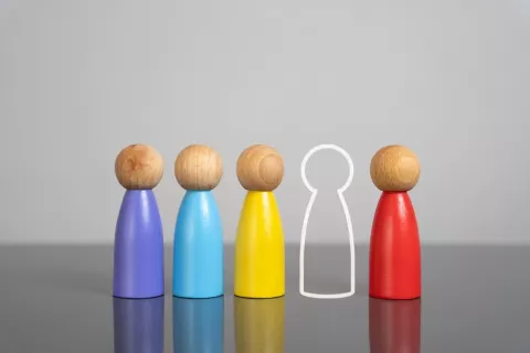 Muñecos de madera de diferentes colores para expresar el concepto de distintas personalidades