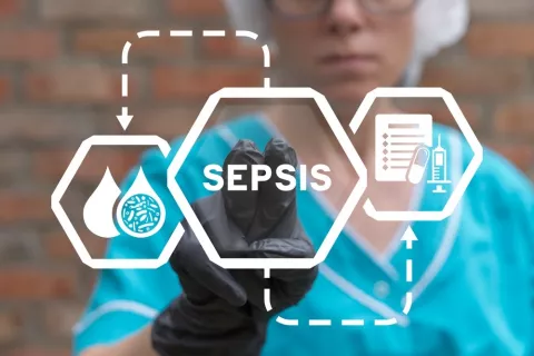 Concepto de diagnóstico y tratamiento de la sepsis Una doctora toca la palabra sepsis en una pantalla virtual