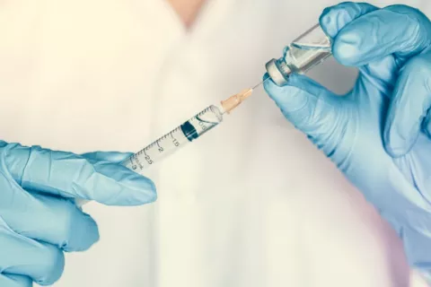 Medicamento inyectable para prevenir VIH Profesional sanitario introduce medicamento en jeringuilla